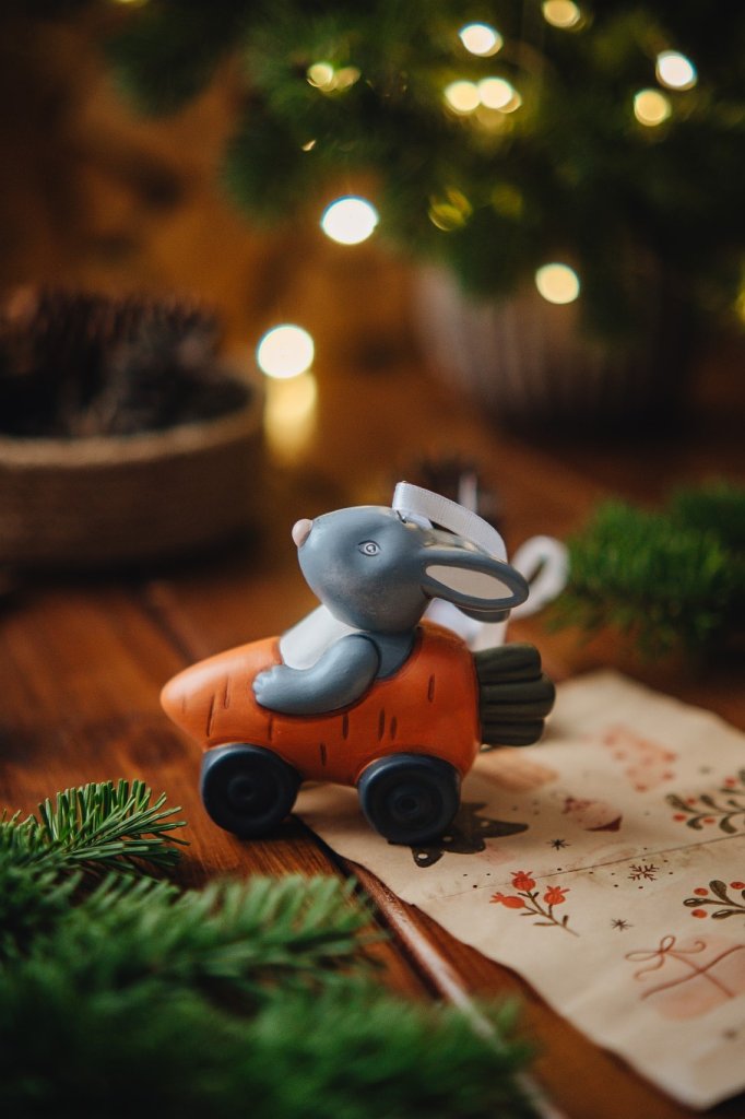 Ёлочная игрушка «Заяц в морковке»
