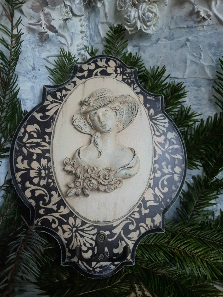 Панно-вешалка дама с розами.