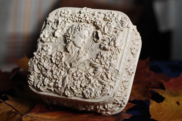 Шкатулка дама в цветах