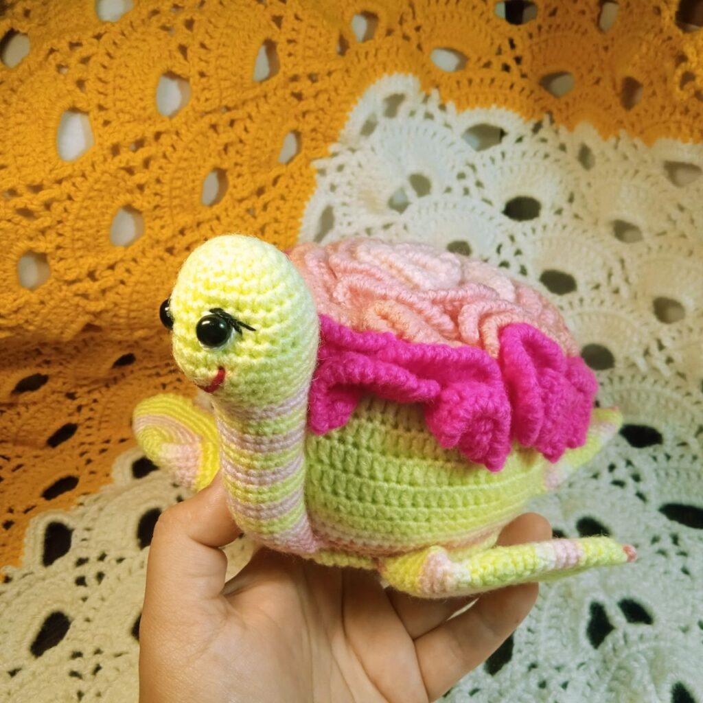 Черепаха с розой на панцире.