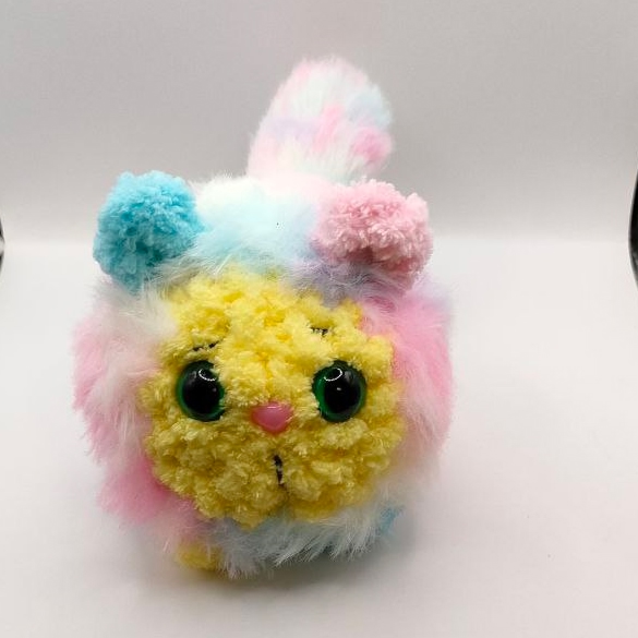 Кот разноцветный из меховой пряжи