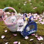 Вязаная миниатюрная игрушка Бишончики с корзинкой и сумкой-переноской