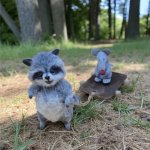 Вязаная миниатюрная игрушка енотик Тоша с другом Мышиком