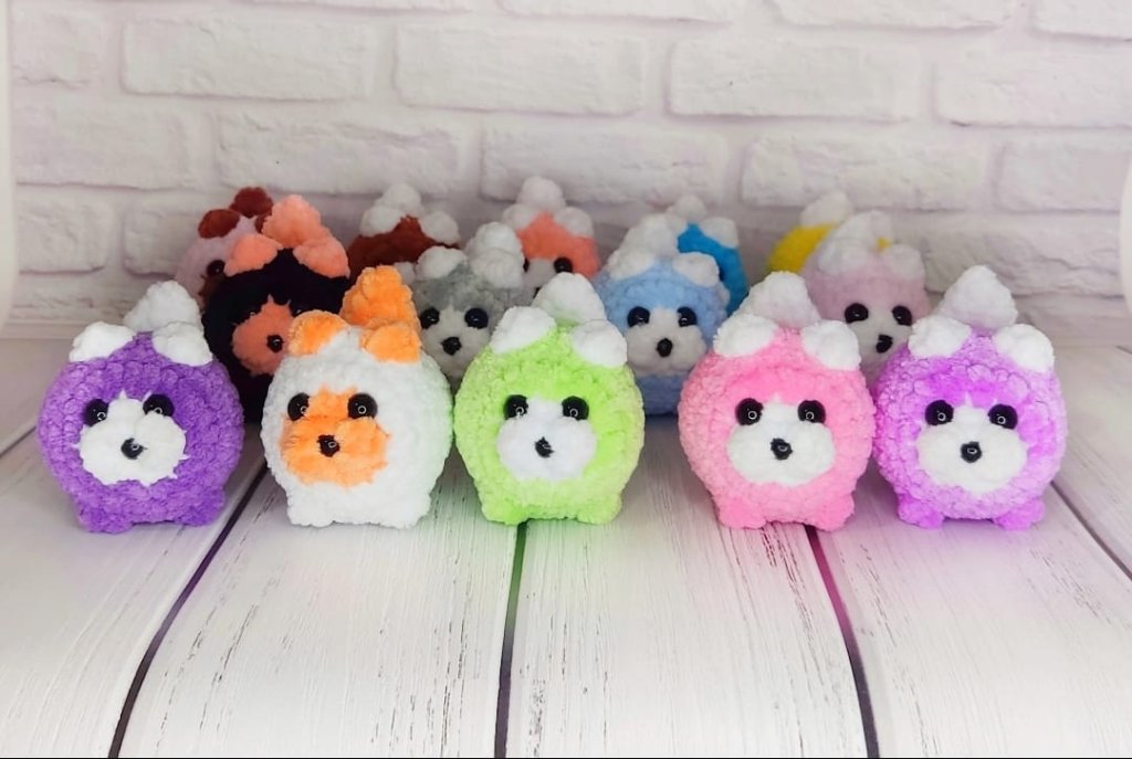 Вязаная игрушка брелок котик