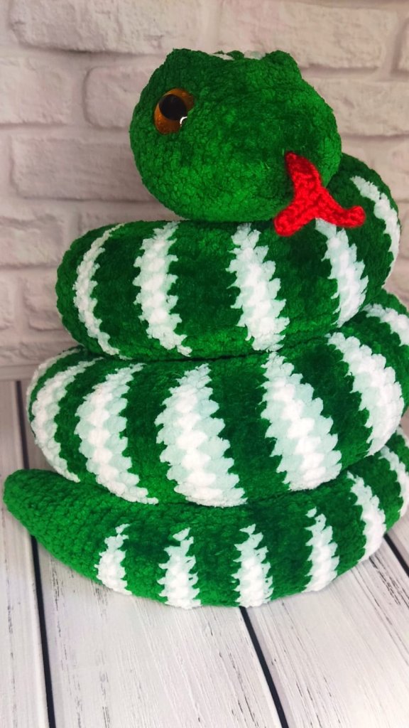 Игрушка вязаная плюшевая змея