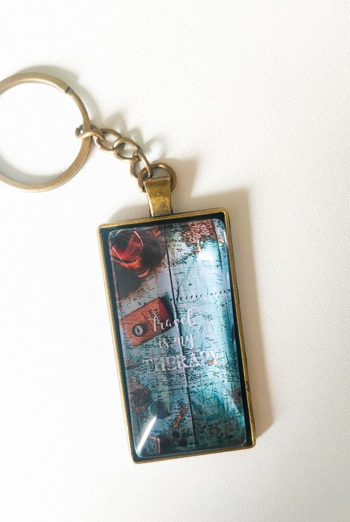 Винтажный Брелок «Travel is my Therapy»