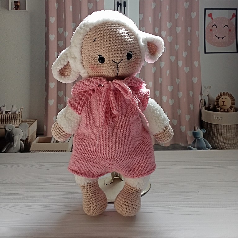Вязаная игрушка овечка