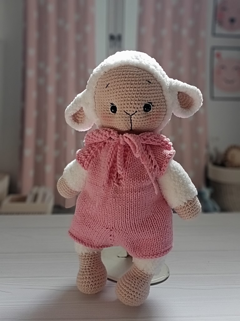Вязаная игрушка овечка