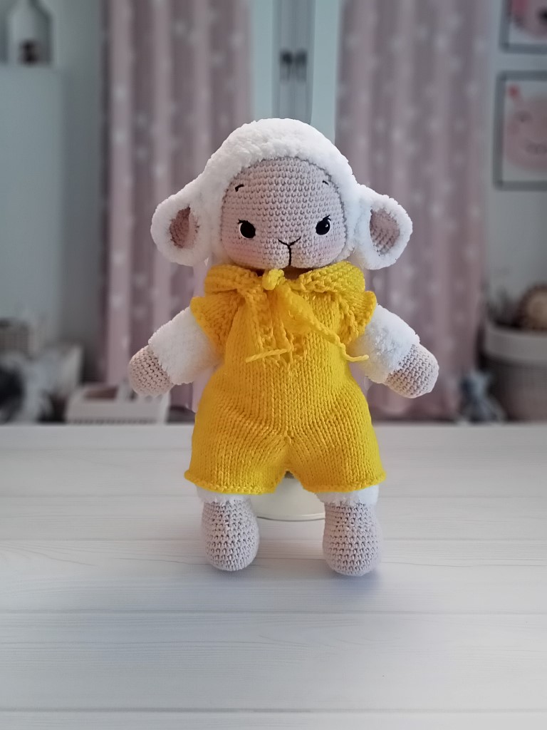 Вязаная игрушка овечка