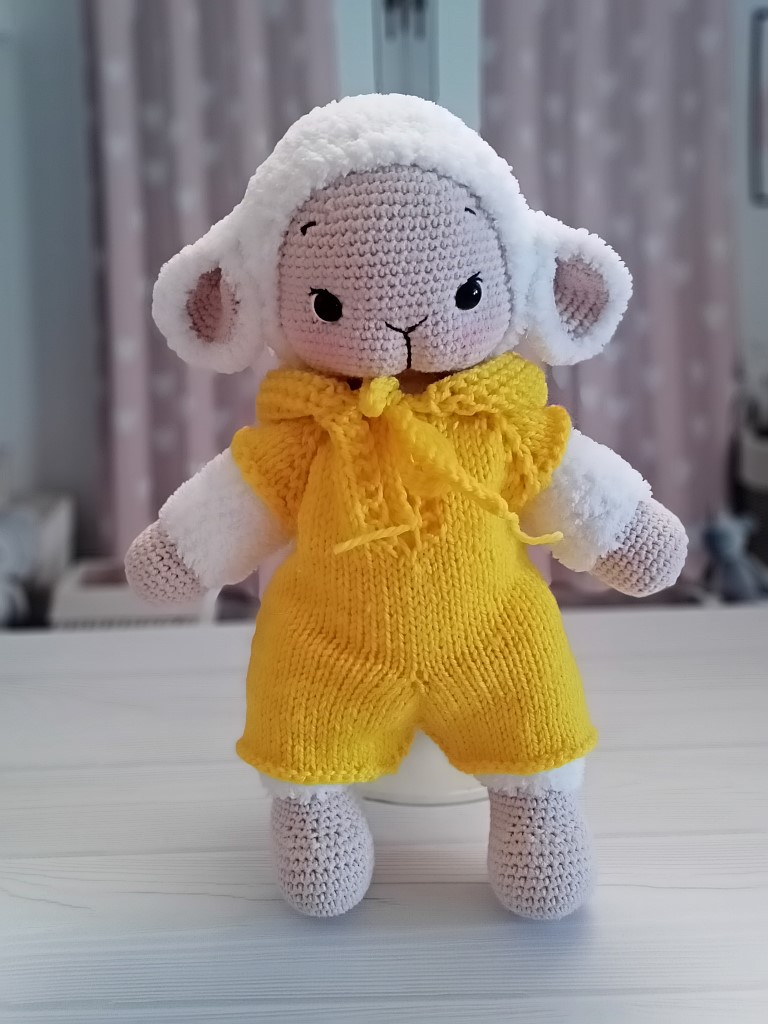 Вязаная игрушка овечка