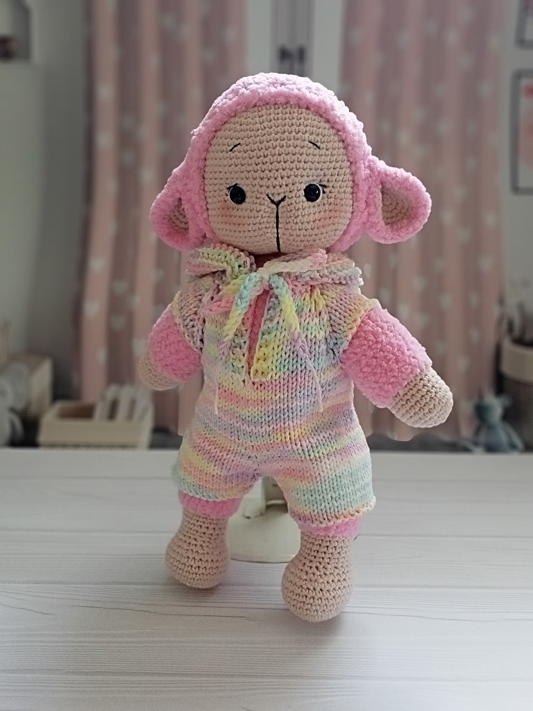 Вязаная игрушка овечка
