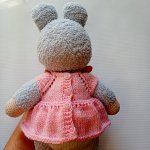 Вязаная игрушка зайка