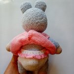 Вязаная игрушка зайка