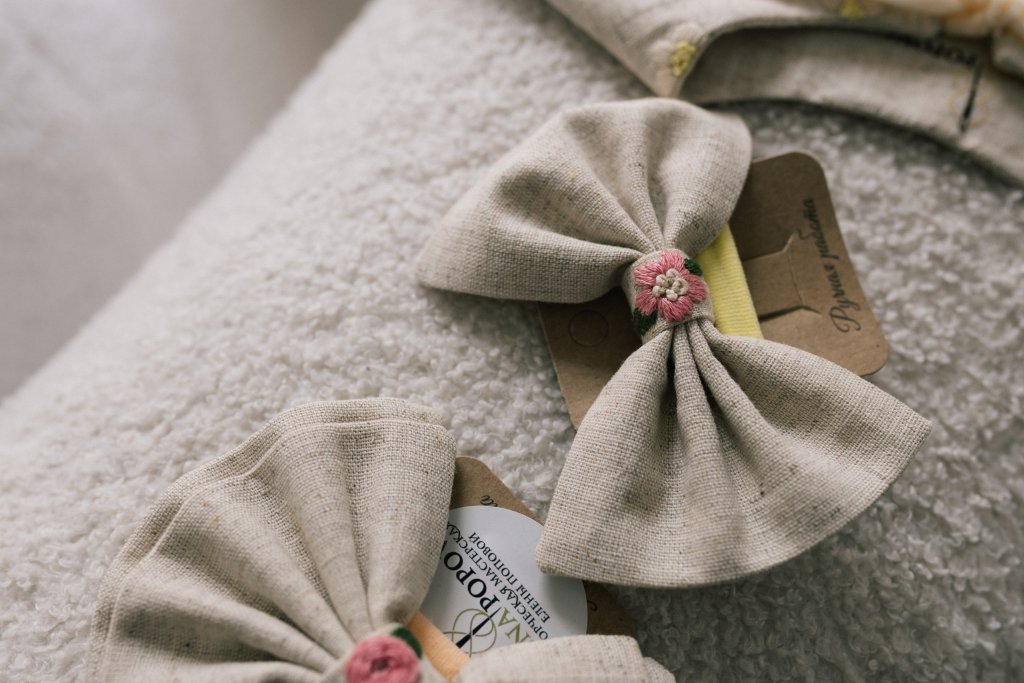 Бантик с вышивкой «Цветочек»