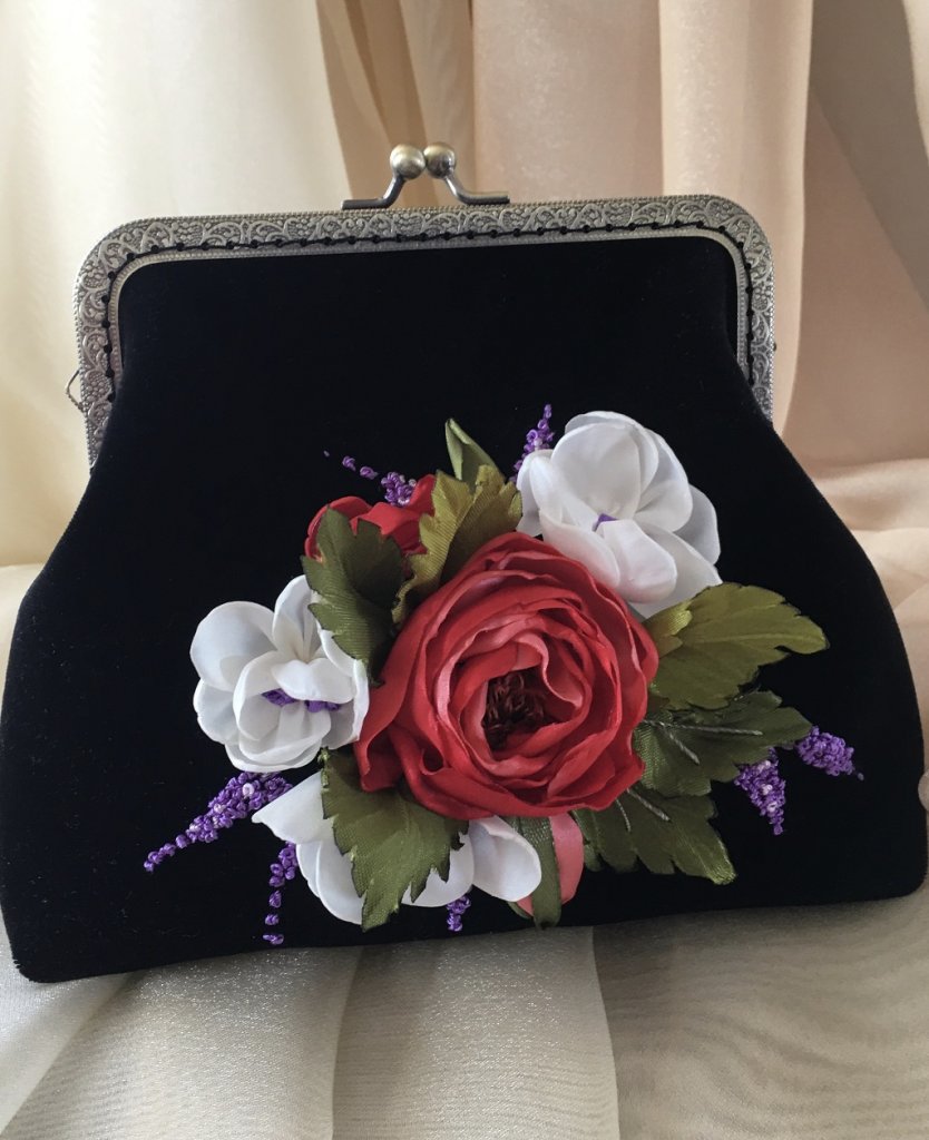 Косметичка с фермуаром из бархата.