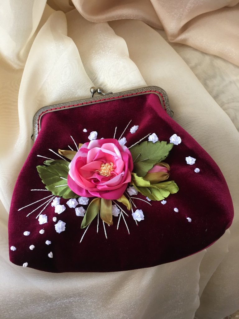 Косметичка с фермуаром из бархата.