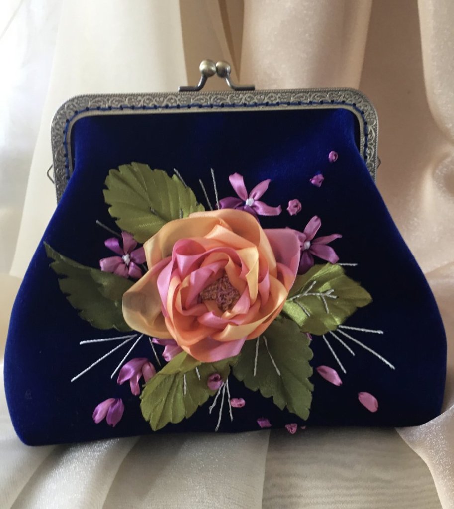 Косметичка с фермуаром из бархата.