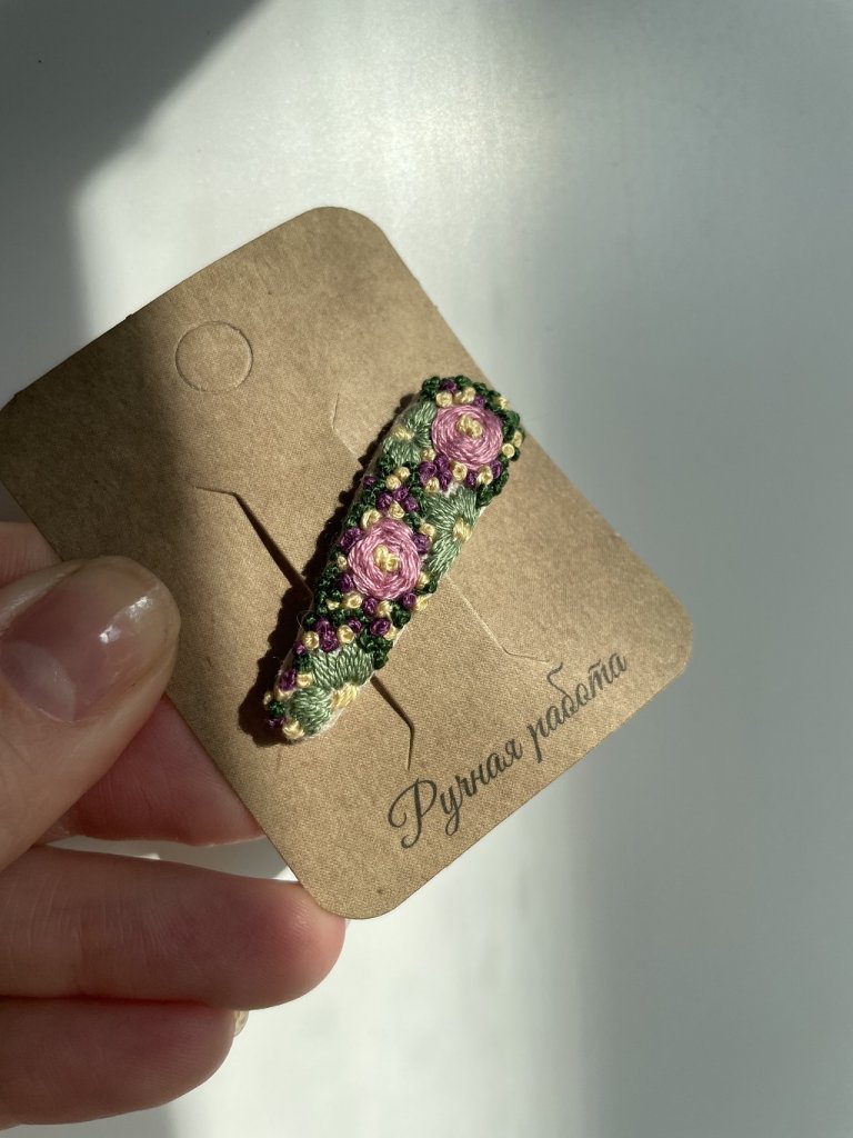 Заколочка клик-клак украшенная вышивкой