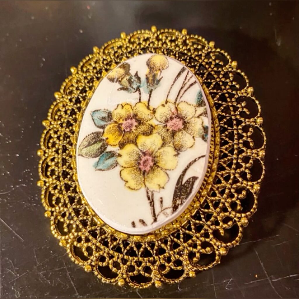 Брошь «Желтые цветы» из антикварного фарфора