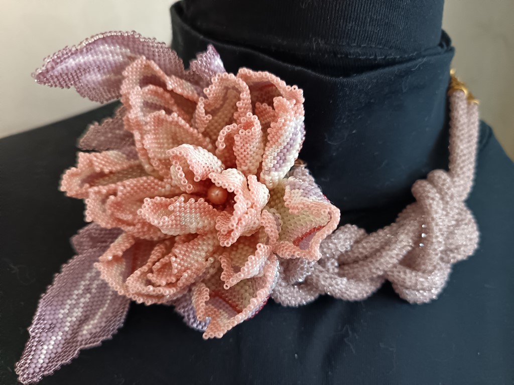 Колье из бисера