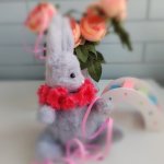 Игрушка вязаная пушистый зайка с воротничком