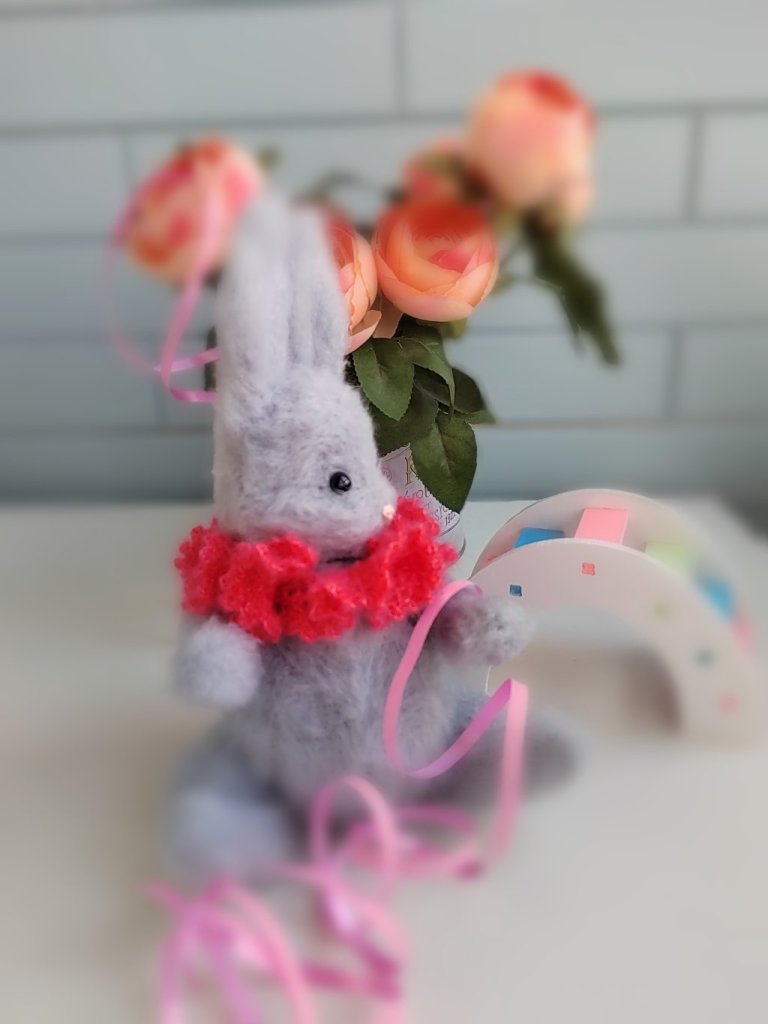 Игрушка вязаная пушистый зайка с воротничком