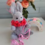 Игрушка вязаная пушистый зайка с воротничком