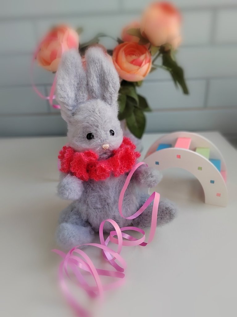 Игрушка вязаная пушистый зайка с воротничком