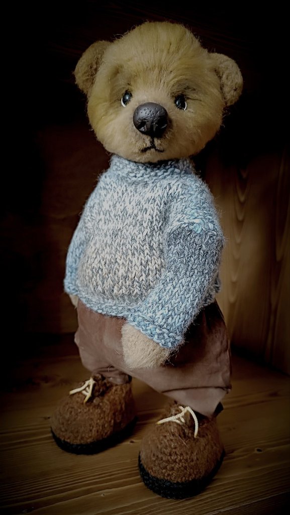 Медведь-интерьерная игрушка