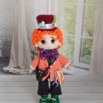 Кукла вязаная интерьерная «Шляпник»