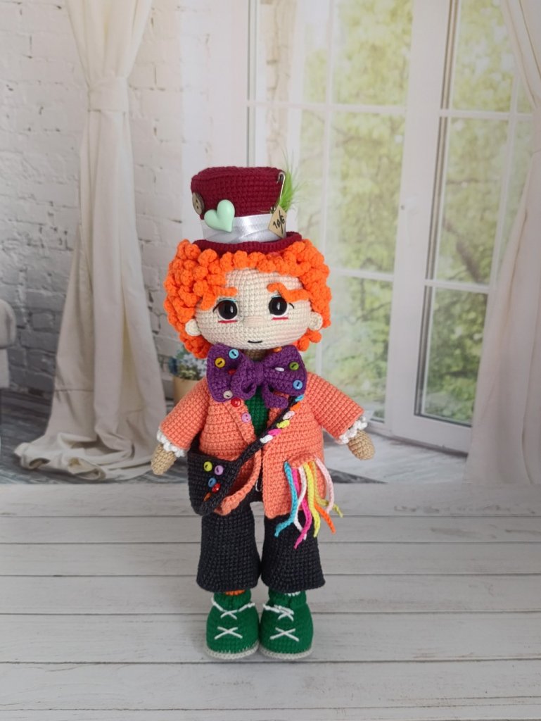 Кукла вязаная интерьерная «Шляпник»