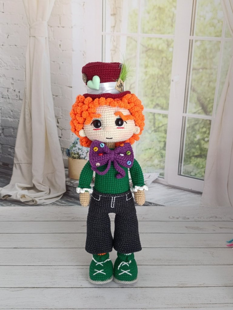 Кукла вязаная интерьерная «Шляпник»