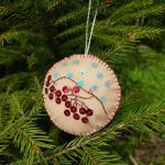 Шарик на елку с рябиной