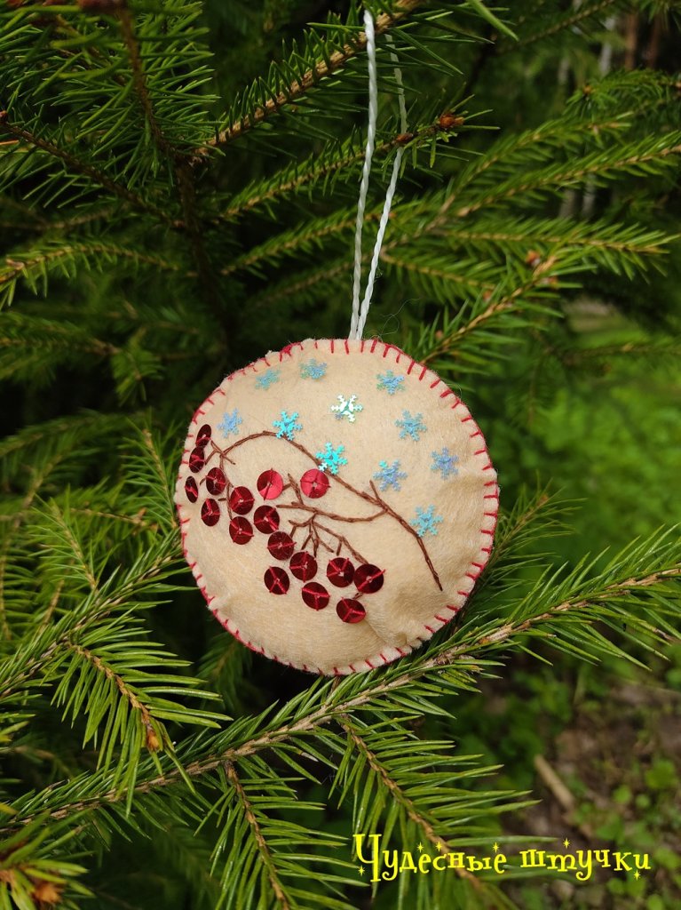 Шарик на елку с рябиной