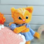 ИГРУШКА РУЧНОЙ РАБОТЫ,ВЯЗАНЫЙ КОТЕНОК В ГОЛУБОМ ПЛАТЬЕ МЯГКАЯ ИГРУШКА