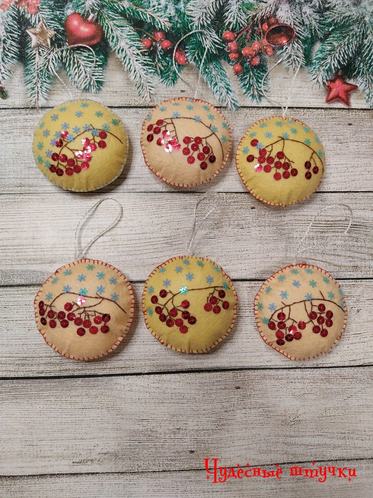 Шарик на елку с рябиной