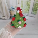 Сувенир вязаный «Курочка клубничная — Несушка счастья»