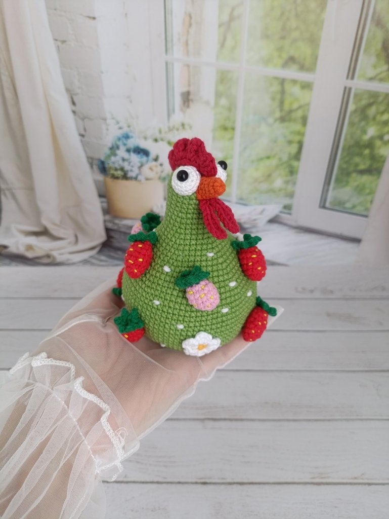Сувенир вязаный «Курочка клубничная — Несушка счастья»