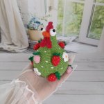 Сувенир вязаный «Курочка клубничная — Несушка счастья»