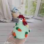 Сувенир вязаный «Курочка морковная — Несушка счастья»