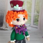 Кукла вязаная интерьерная «Шляпник»