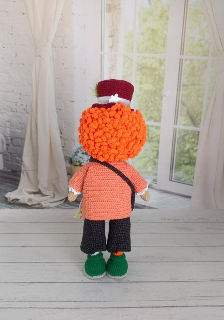 Кукла вязаная интерьерная «Шляпник»