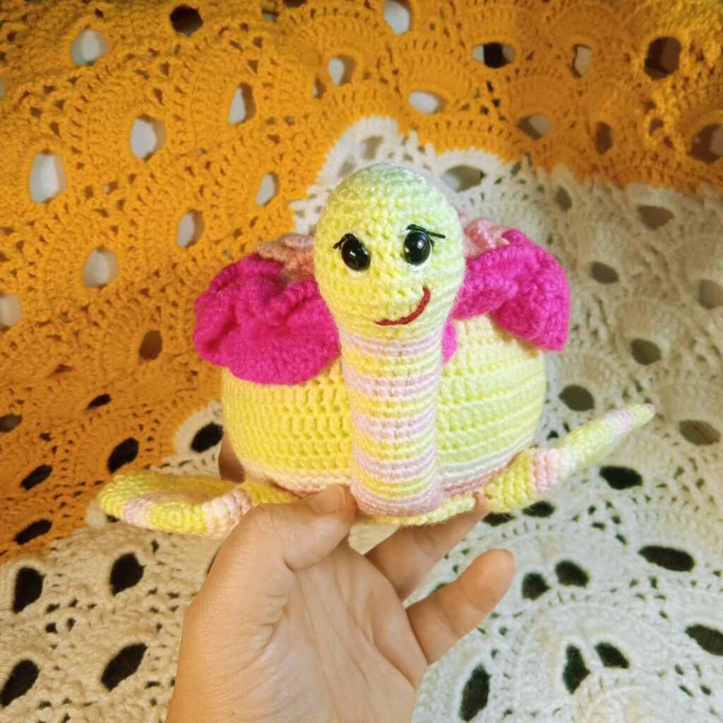 Черепаха с розой на панцире.