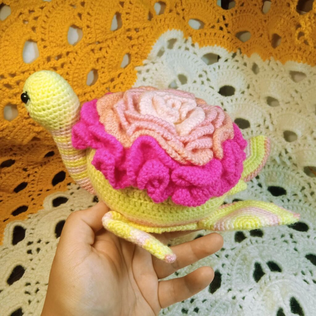 Черепаха с розой на панцире.