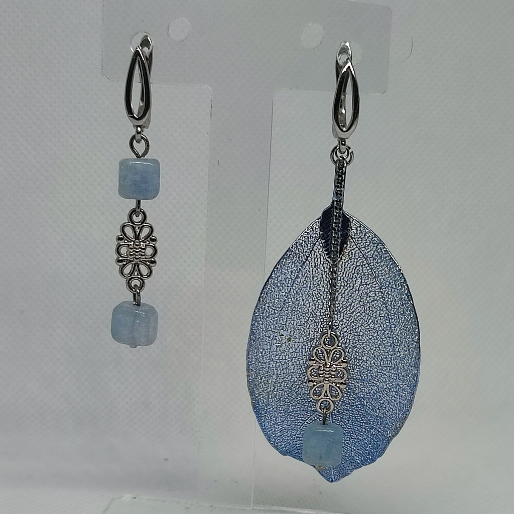 Ярко-голубой лист и аквамарин