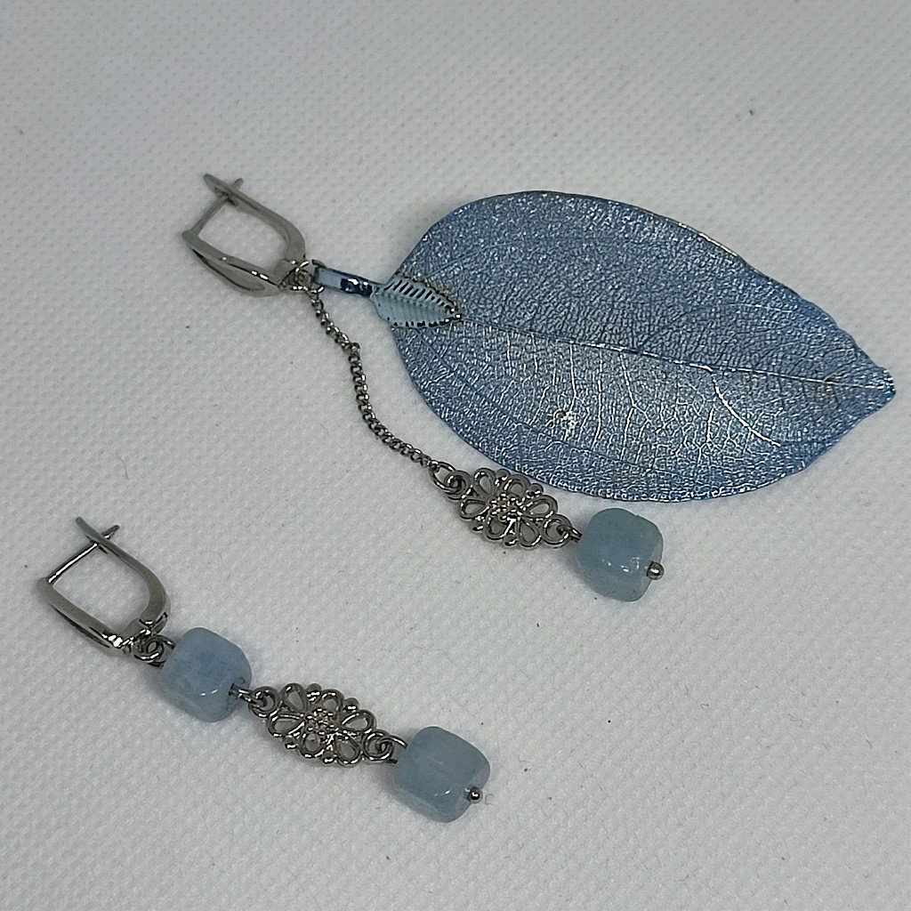 Ярко-голубой лист и аквамарин