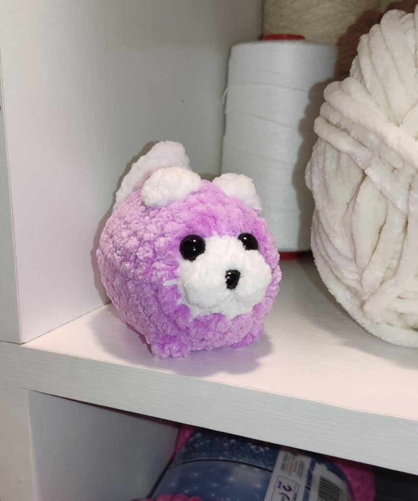 Вязаная игрушка брелок котик