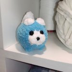 Вязаная игрушка брелок котик