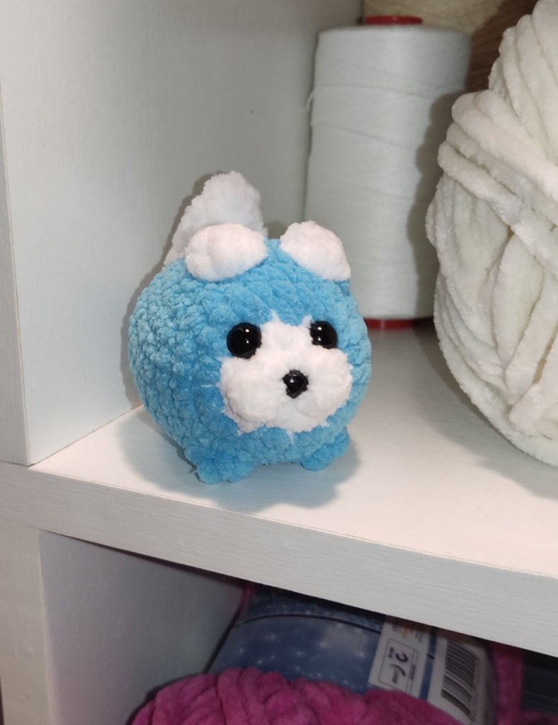 Вязаная игрушка брелок котик