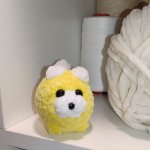 Вязаная игрушка брелок котик